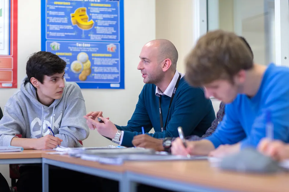 Летний курс по юриспруденции, политологии и международным отношениям в Chelsea College